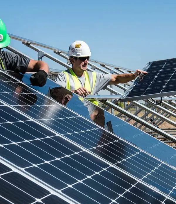 Homem trabalhando com Energia Solar - Stell Energia Solar