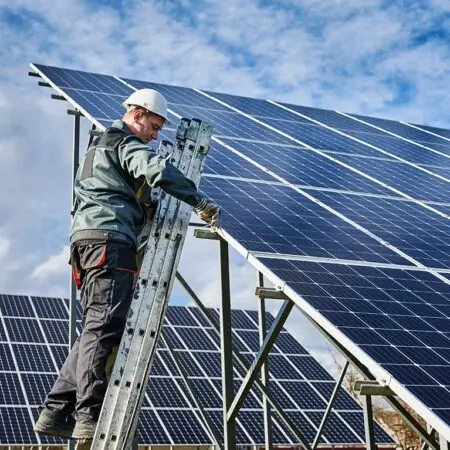 Homem trabalhando - Stell Energia Solar